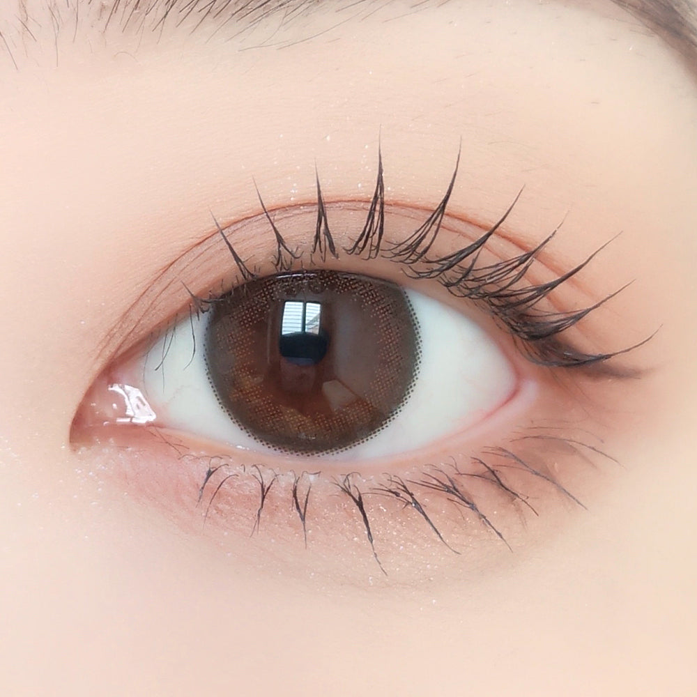 カラーコンタクトレンズ、envie マルーンブラック | 1day 10枚入を装用した状態の目のアップ画像