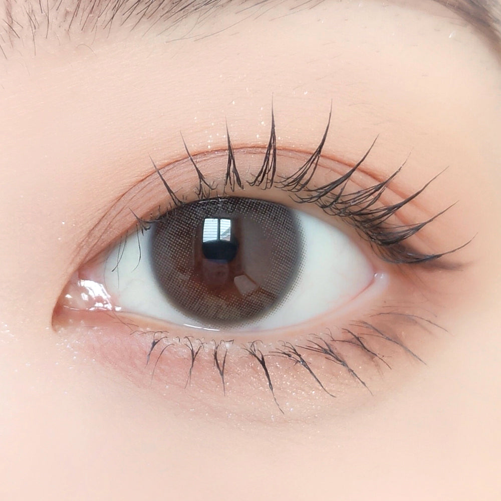 カラーコンタクトレンズ、envie メルトモイスト | 1day 10枚入を装用した状態の目のアップ画像