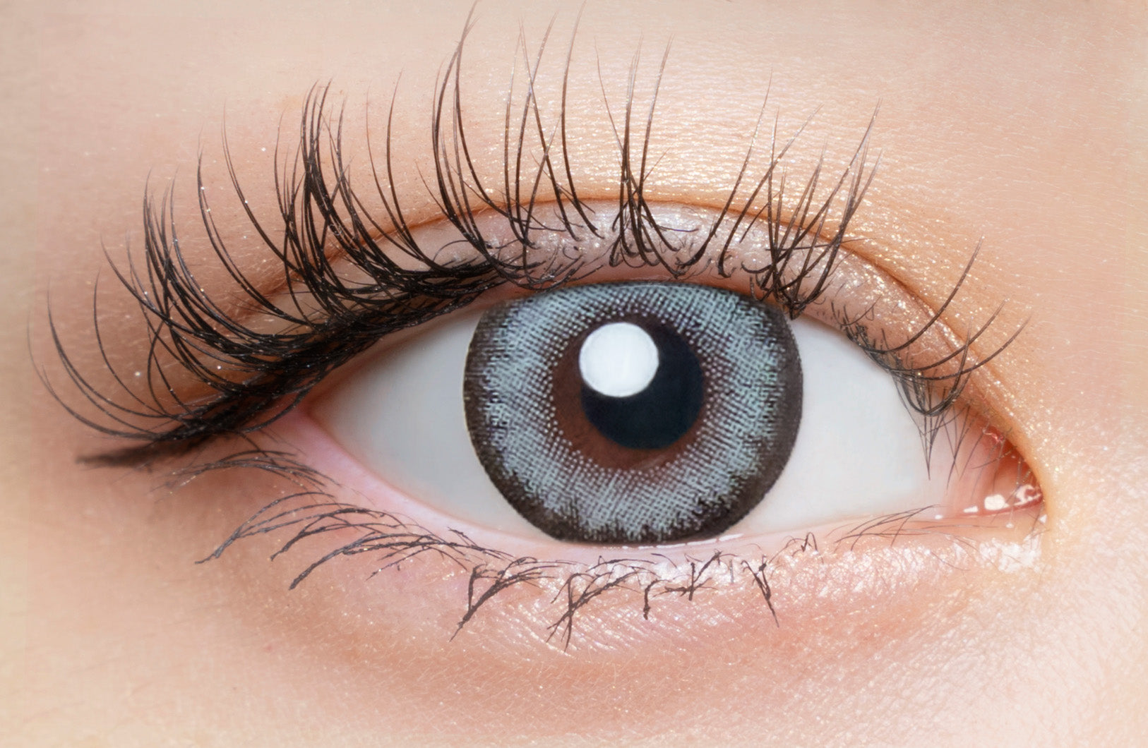 カラーコンタクトレンズ、loveil マーメイドアクア | 1dayを装用した状態の目のアップ画像
