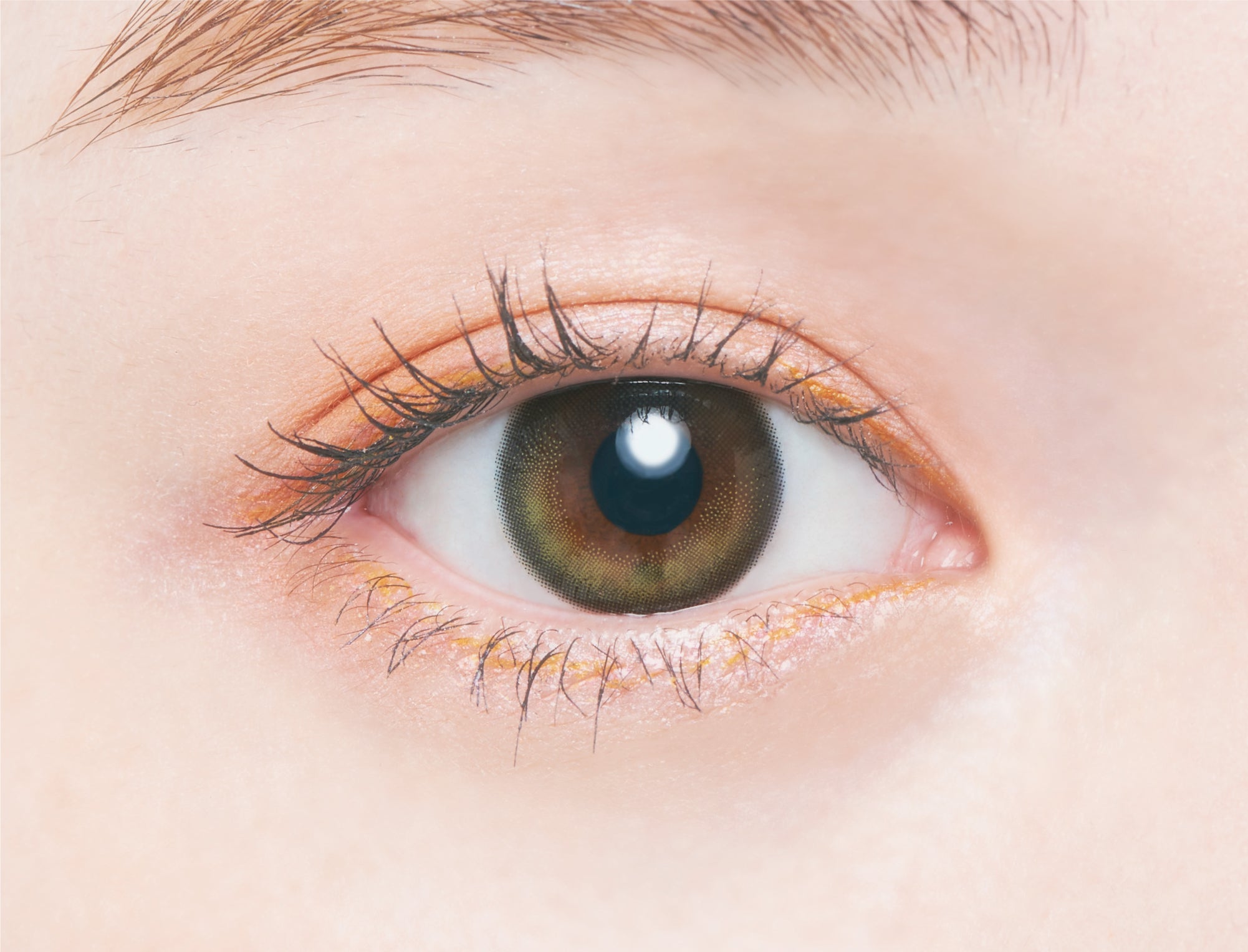 カラーコンタクトレンズ、Chu’s me ティアーオリーブ | 1dayを装用した状態の目のアップ画像