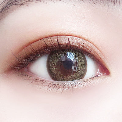 カラーコンタクトレンズ、AND MEE グラス | 1monthを装用した状態の目のアップ画像