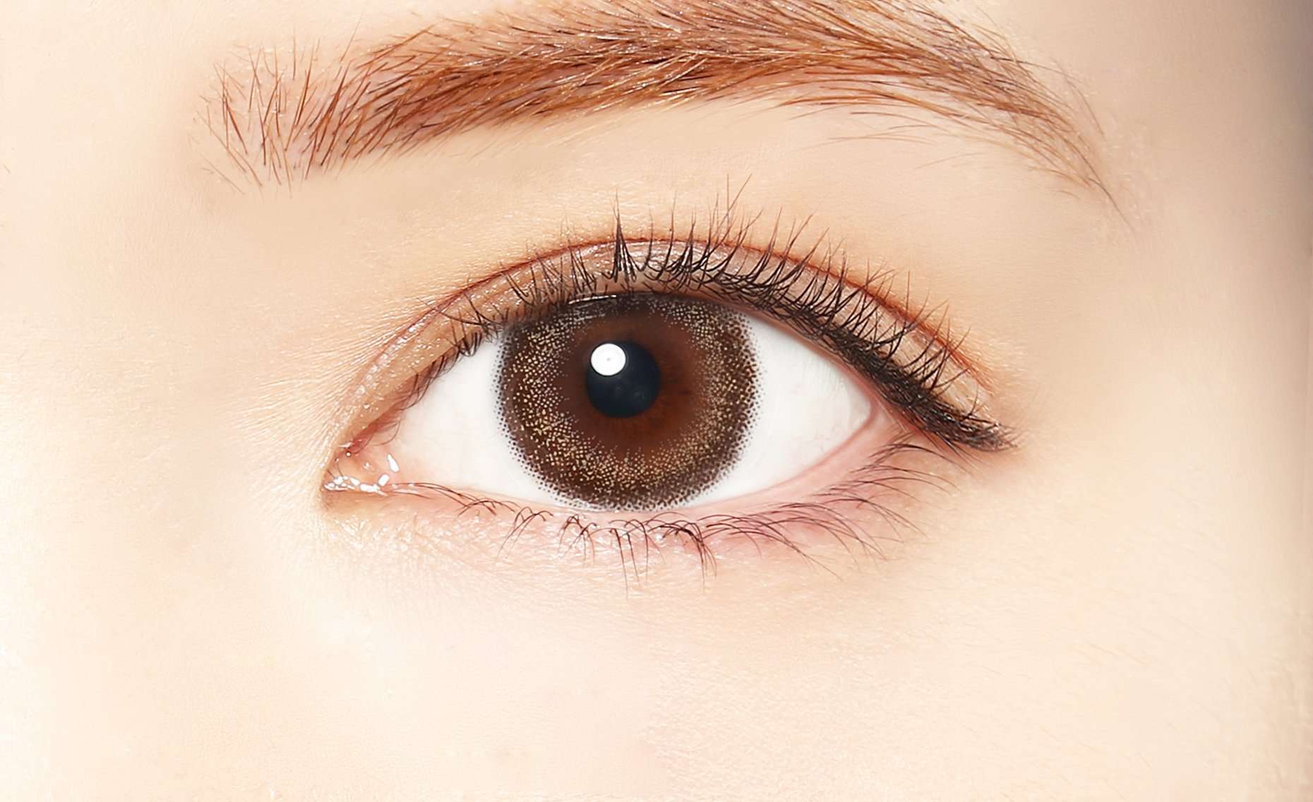 カラーコンタクトレンズ、LALISH ミスティックベージュ | 1dayを装用した状態の目のアップ画像