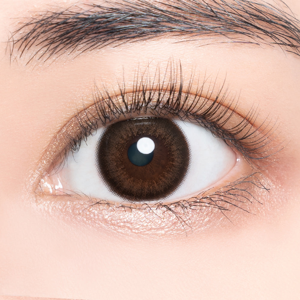 カラーコンタクトレンズ、AND MEE ワッフル | 1dayを装用した状態の目のアップ画像