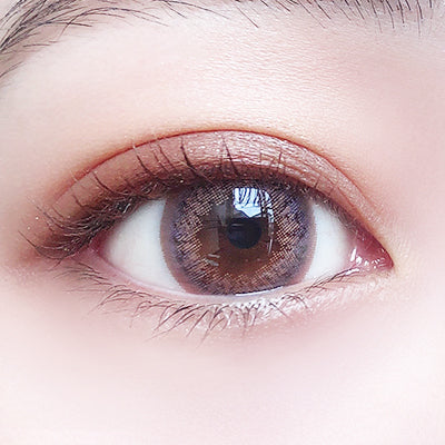 カラーコンタクトレンズ、AND MEE ミスト | 1monthを装用した状態の目のアップ画像
