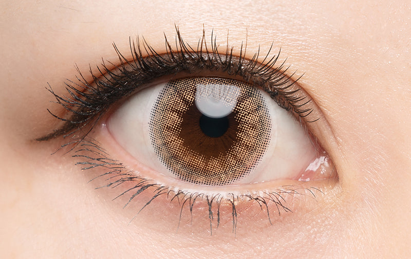 カラーコンタクトレンズ、DopeWink アシッドヘーゼル | 1dayを装用した状態の目のアップ画像