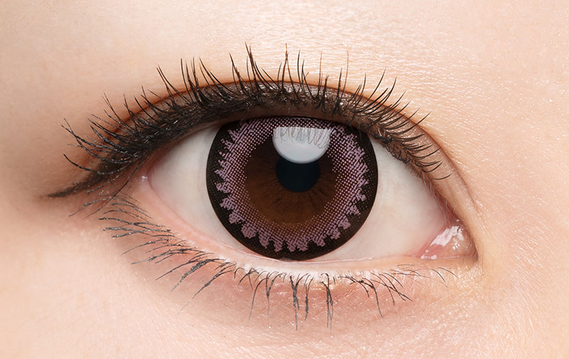 カラーコンタクトレンズ、DopeWink ピンクオパール | 1dayを装用した状態の目のアップ画像