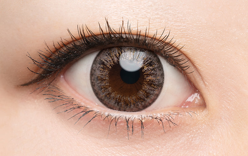 カラーコンタクトレンズ、DopeWink ダスクベージュ | 1dayを装用した状態の目のアップ画像