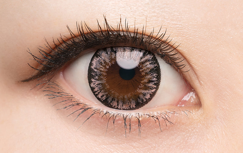 カラーコンタクトレンズ、DopeWink ヴェスタベージュ | 1dayを装用した状態の目のアップ画像