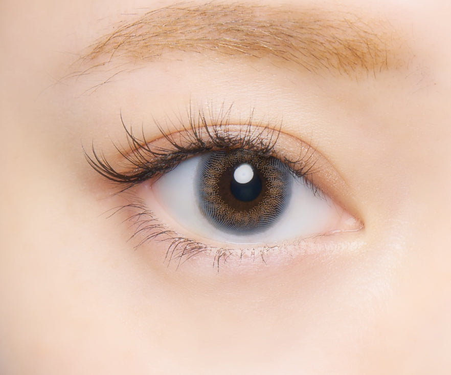 カラーコンタクトレンズ、CRUUM スモークグレー | 1dayを装用した状態の目のアップ画像