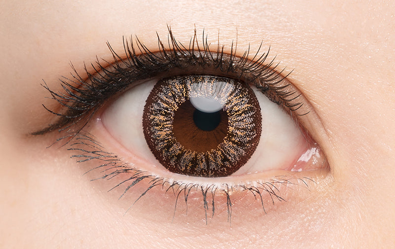 カラーコンタクトレンズ、DopeWink スルーベージュ | 1dayを装用した状態の目のアップ画像