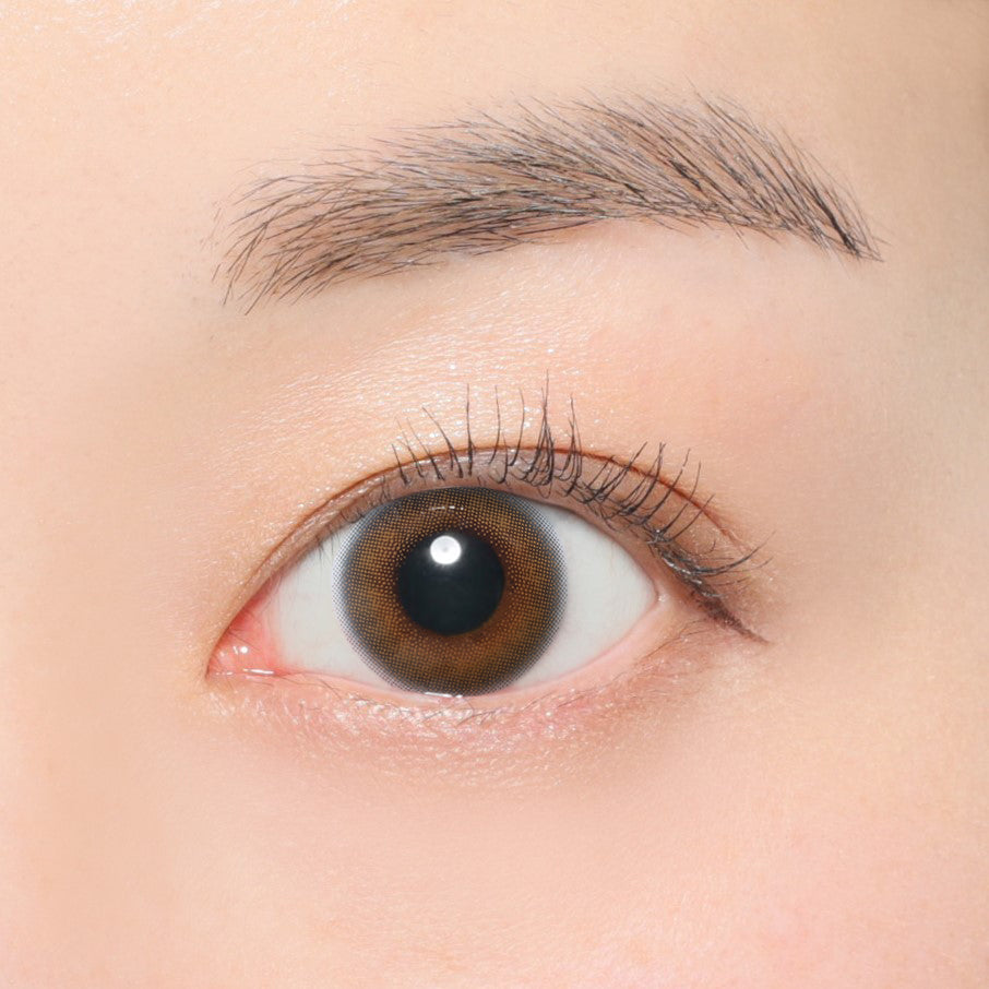 カラーコンタクトレンズ、ReVIA ヘイリー | 1dayを装用した状態の目のアップ画像