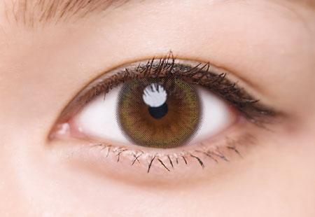 カラーコンタクトレンズ、LuMia シフォンオリーブ 14.5mm | 1dayを装用した状態の目のアップ画像