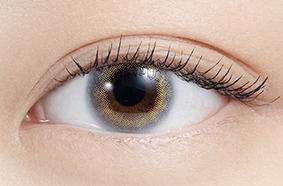 カラーコンタクトレンズ、N’s COLLECTION ラッシー | 1dayを装用した状態の目のアップ画像