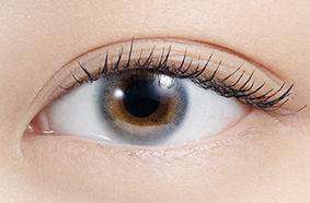 カラーコンタクトレンズ、N’s COLLECTION サイダー | 1dayを装用した状態の目のアップ画像