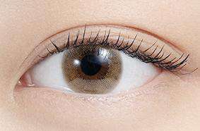 カラーコンタクトレンズ、N’s COLLECTION やきそばパン | 1dayを装用した状態の目のアップ画像