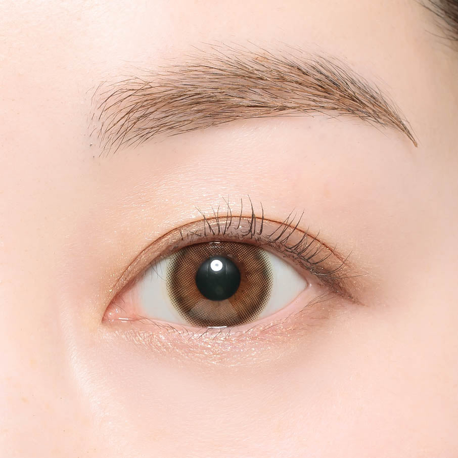 カラーコンタクトレンズ、candymagic デートブラウン | 1monthを装用した状態の目のアップ画像