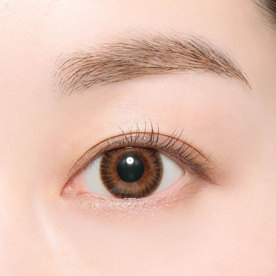 カラーコンタクトレンズ、candymagic グラスブラウン | 1monthを装用した状態の目のアップ画像
