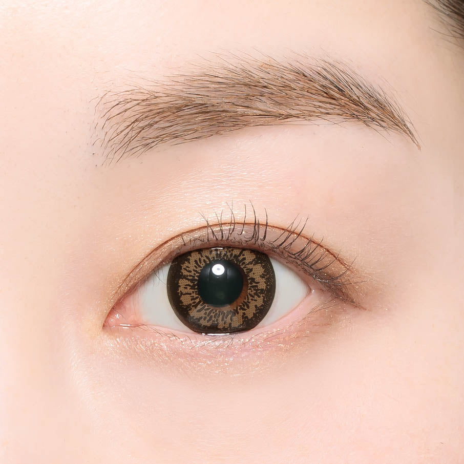 カラーコンタクトレンズ、candymagic キングブラウン | 1monthを装用した状態の目のアップ画像