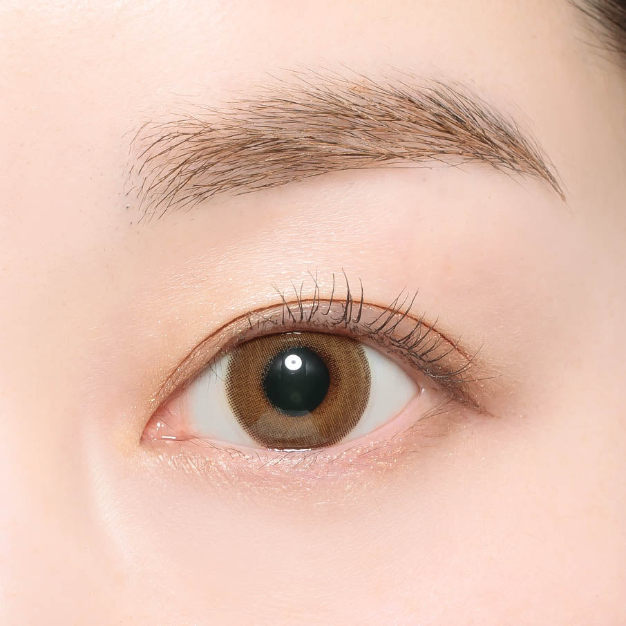 カラーコンタクトレンズ、candymagic リリーヘーゼル | 1monthを装用した状態の目のアップ画像