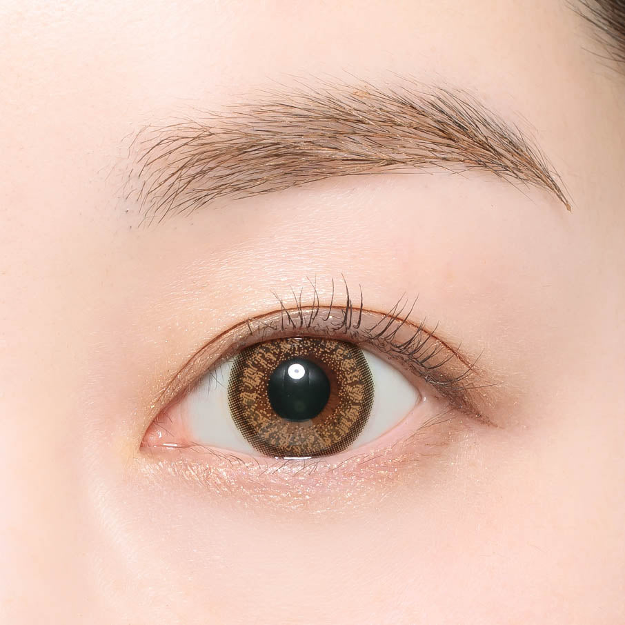 カラーコンタクトレンズ、candymagic ナチュラルブラウン | 1monthを装用した状態の目のアップ画像