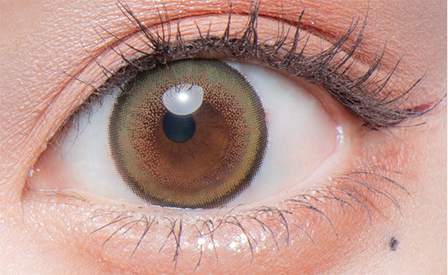 カラーコンタクトレンズ、Flurry by colors ライトカーキブラウン | 1monthを装用した状態の目のアップ画像