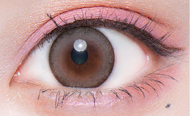 カラーコンタクトレンズ、Flurry by colors ましゅまろ | 1monthを装用した状態の目のアップ画像