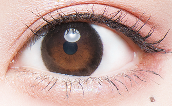 カラーコンタクトレンズ、Flurry by colors チュールブラック | 1dayを装用した状態の目のアップ画像