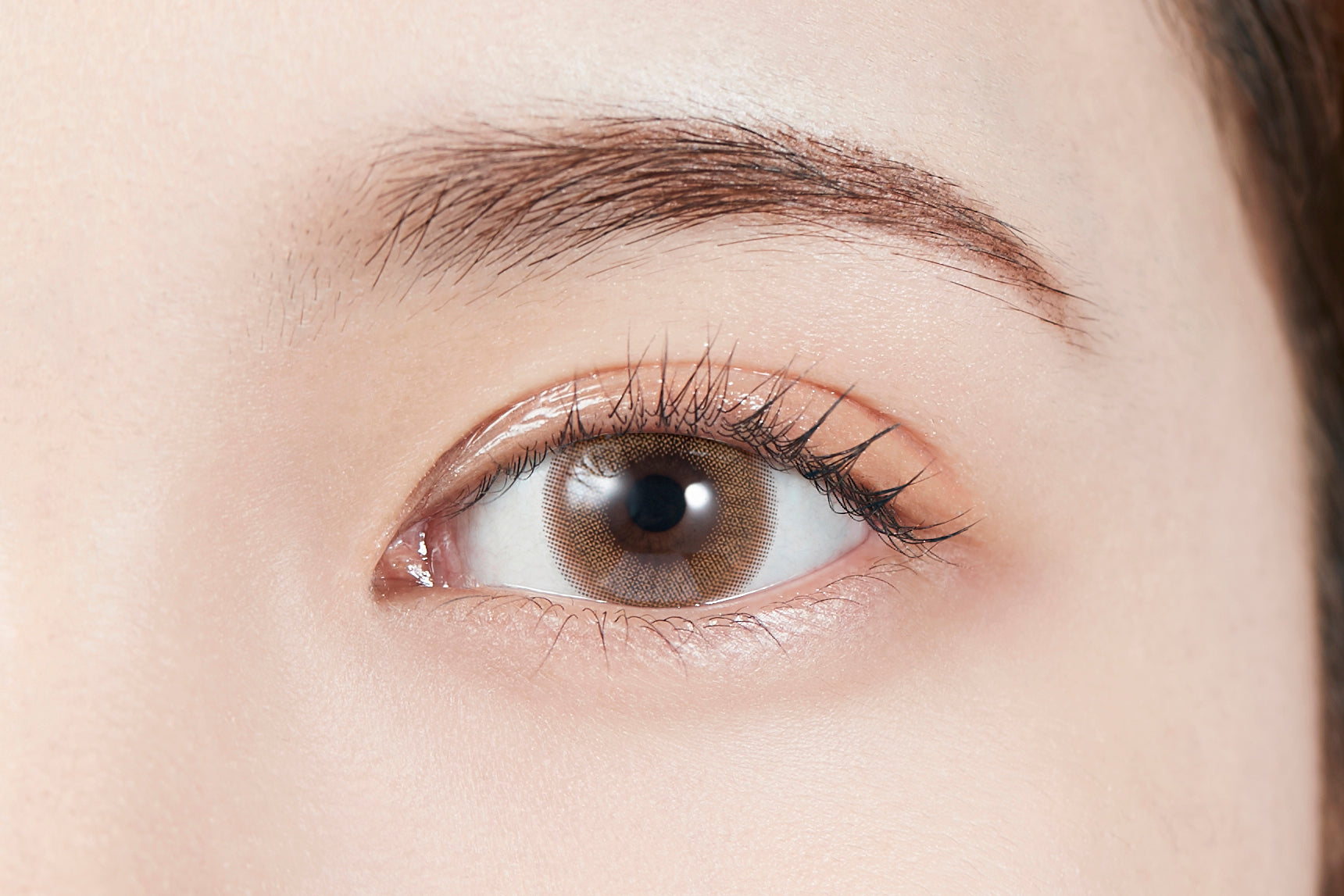 カラーコンタクトレンズ、MOLAK サクラスモア | 1monthを装用した状態の目のアップ画像