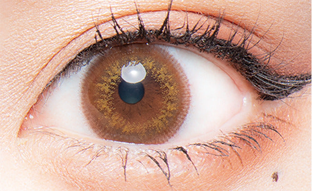 カラーコンタクトレンズ、Flurry by colors くりくりプードル | 1dayを装用した状態の目のアップ画像