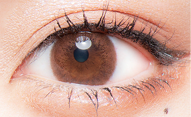 カラーコンタクトレンズ、Flurry by colors シアーベージュ | 1dayを装用した状態の目のアップ画像