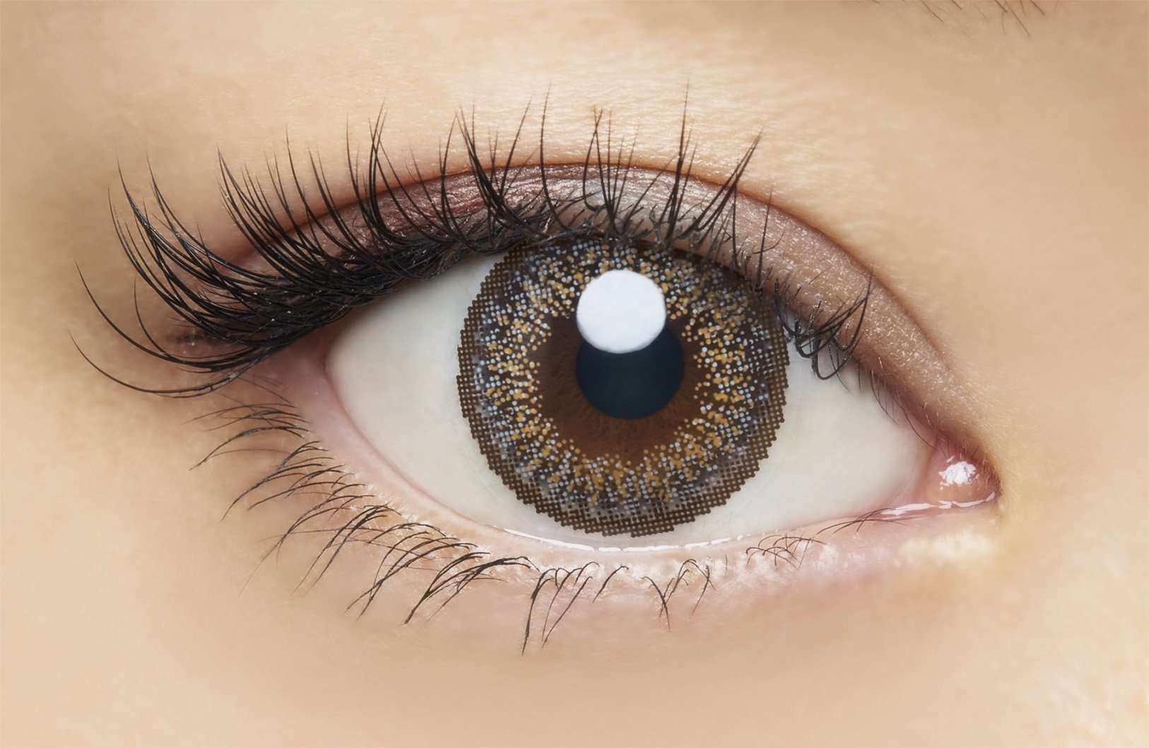 カラーコンタクトレンズ、loveil アッシュグレージュ | 1dayを装用した状態の目のアップ画像