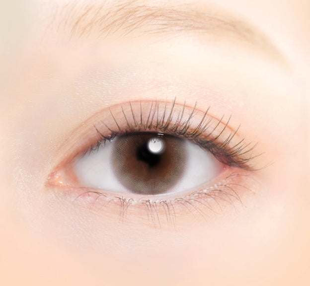 カラーコンタクトレンズ、EYEGENIC ムーニーヌード | 1monthを装用した状態の目のアップ画像