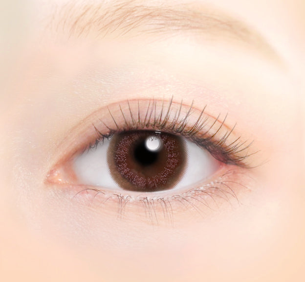 カラーコンタクトレンズ、EYEGENIC スフレコーラル | 1monthを装用した状態の目のアップ画像