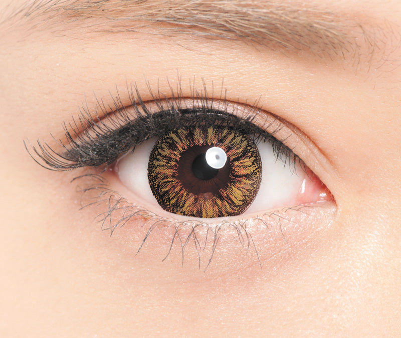 カラーコンタクトレンズ、DopeWink ブライトヘーゼル | 1monthを装用した状態の目のアップ画像