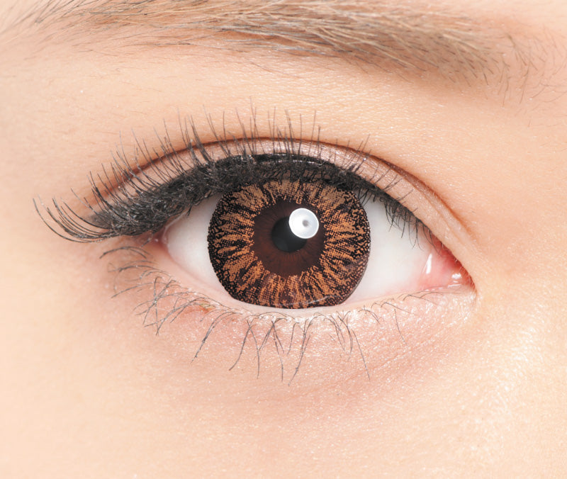 カラーコンタクトレンズ、DopeWink チャームブラウン | 1monthを装用した状態の目のアップ画像