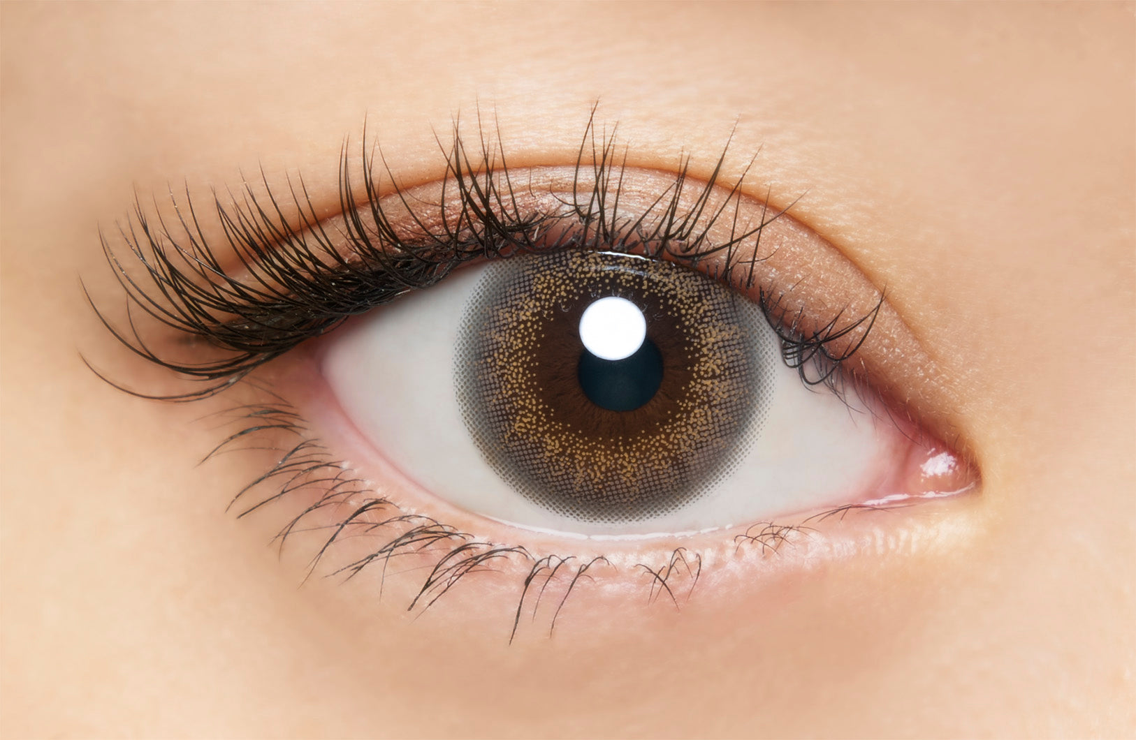 カラーコンタクトレンズ、loveil ラスターグレー | 1dayを装用した状態の目のアップ画像