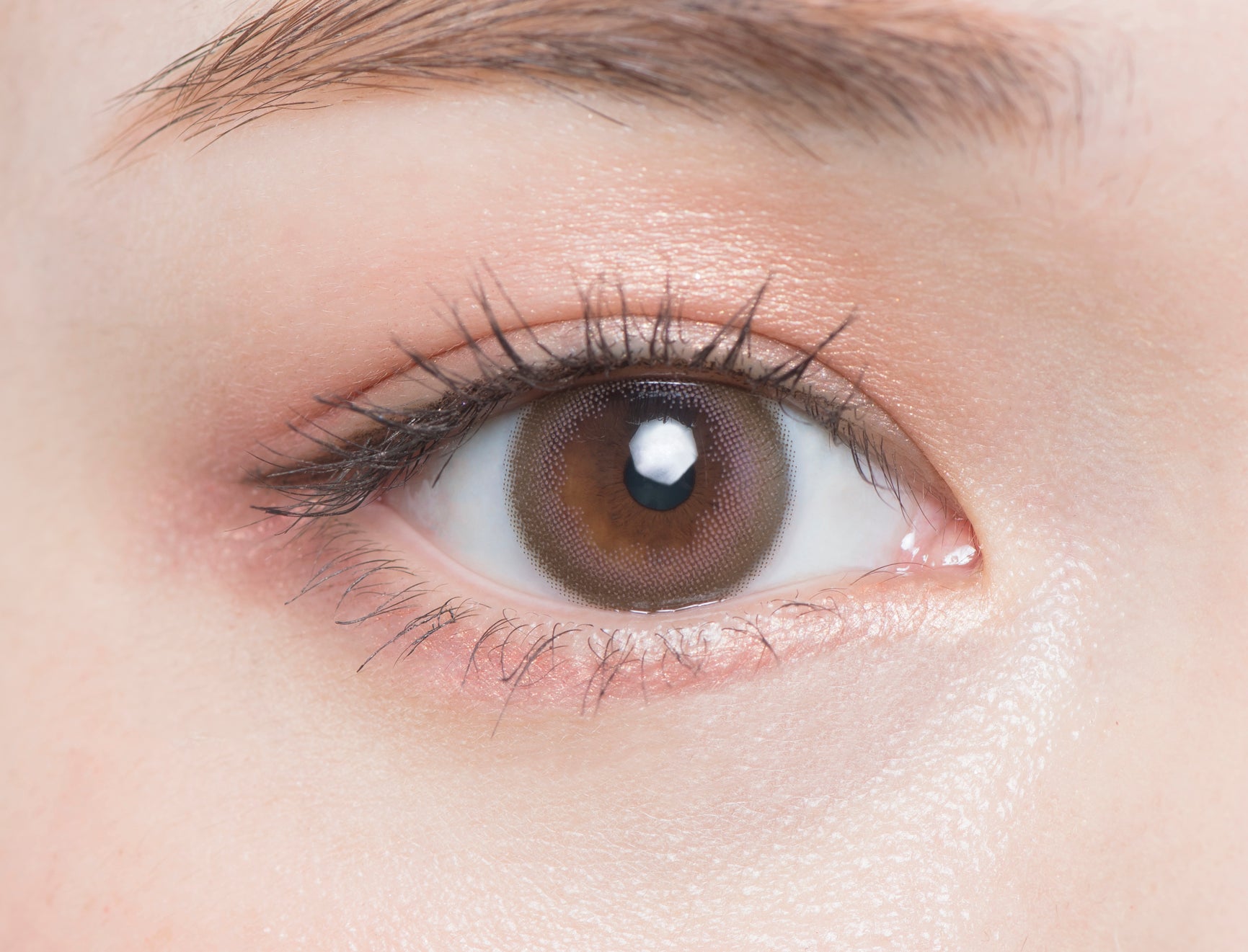 カラーコンタクトレンズ、Chu's me ピーチブラウン | 1dayを装用した状態の目のアップ画像