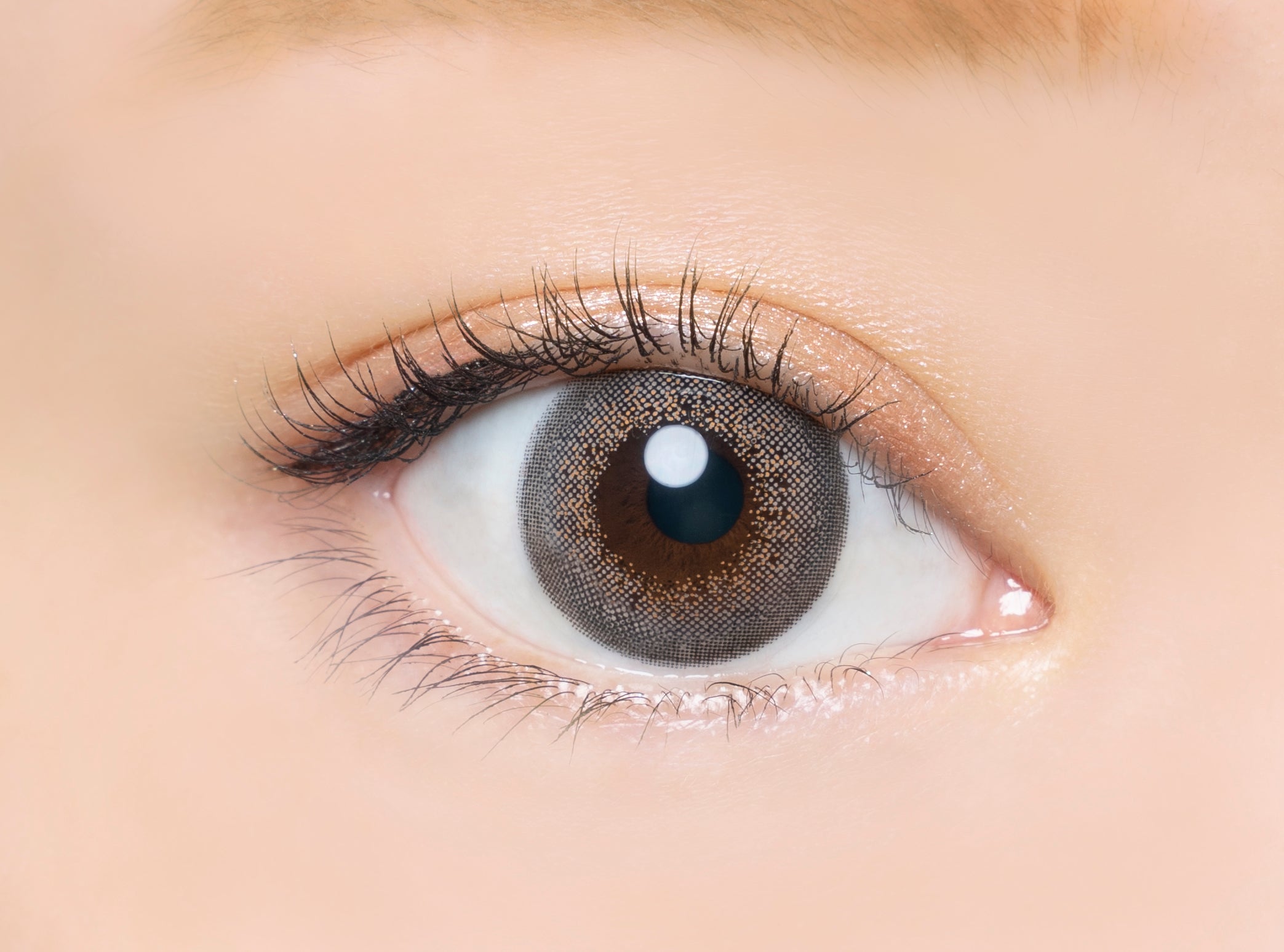 カラーコンタクトレンズ、Angelcolor パールグレー | 1dayを装用した状態の目のアップ画像