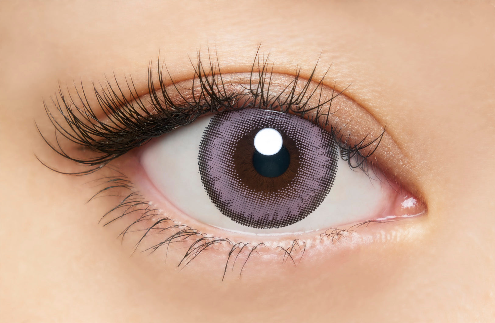 カラーコンタクトレンズ、loveil ローズクォーツ | 1dayを装用した状態の目のアップ画像