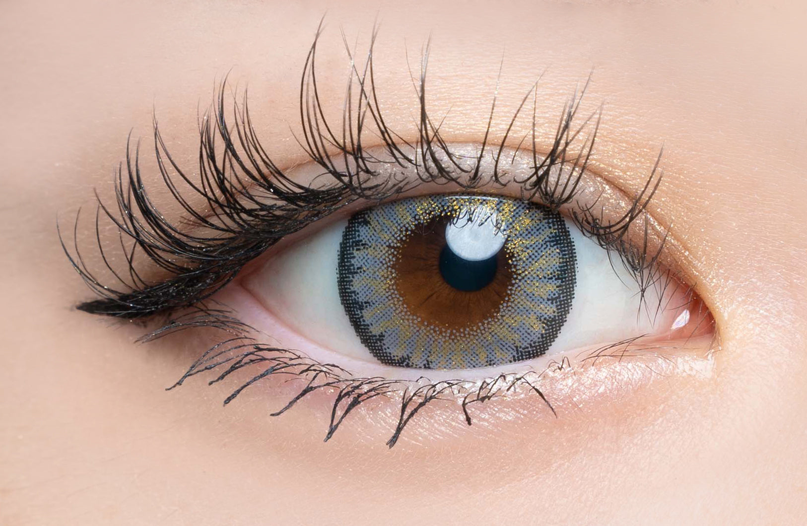 カラーコンタクトレンズ、loveil バブルギャラクシー | 1dayを装用した状態の目のアップ画像