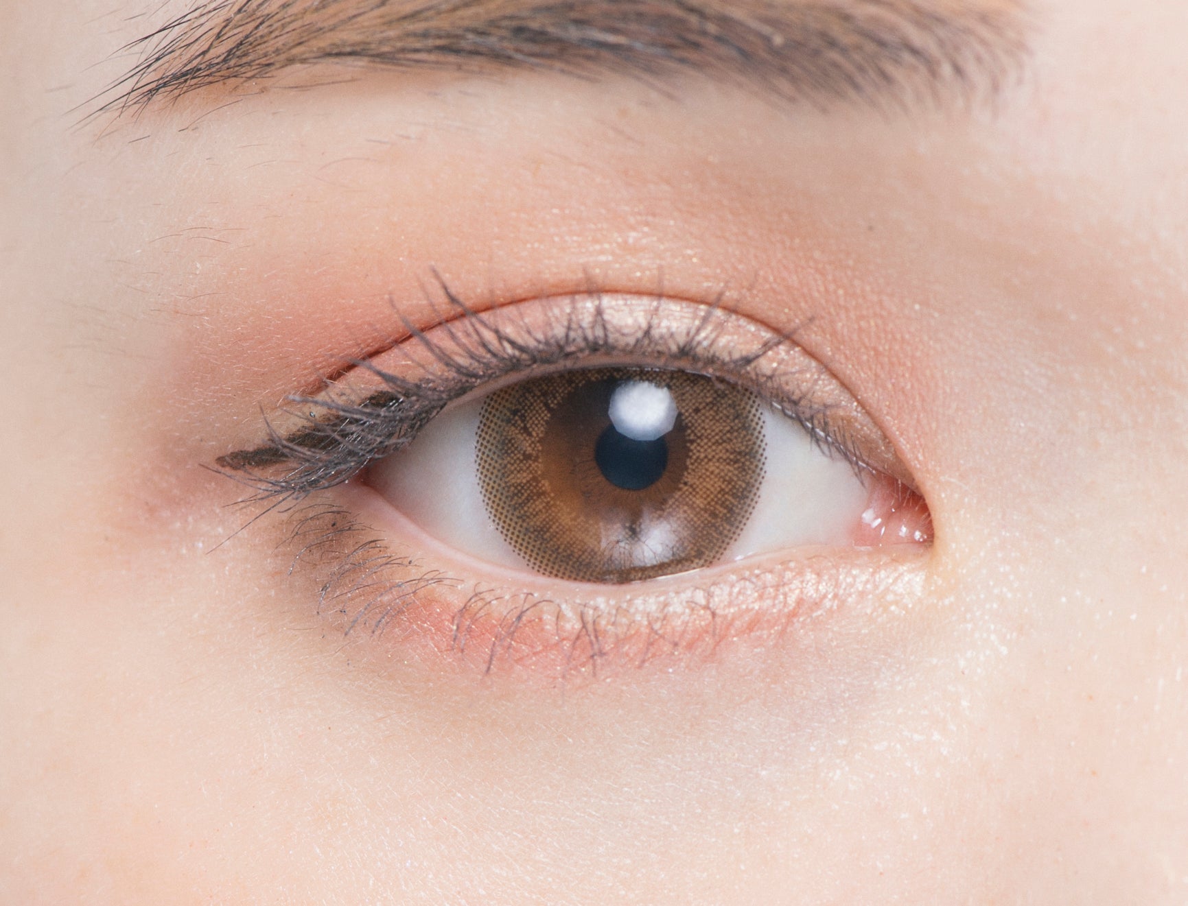 カラーコンタクトレンズ、Chu's me シフォンブラウン | 1dayを装用した状態の目のアップ画像