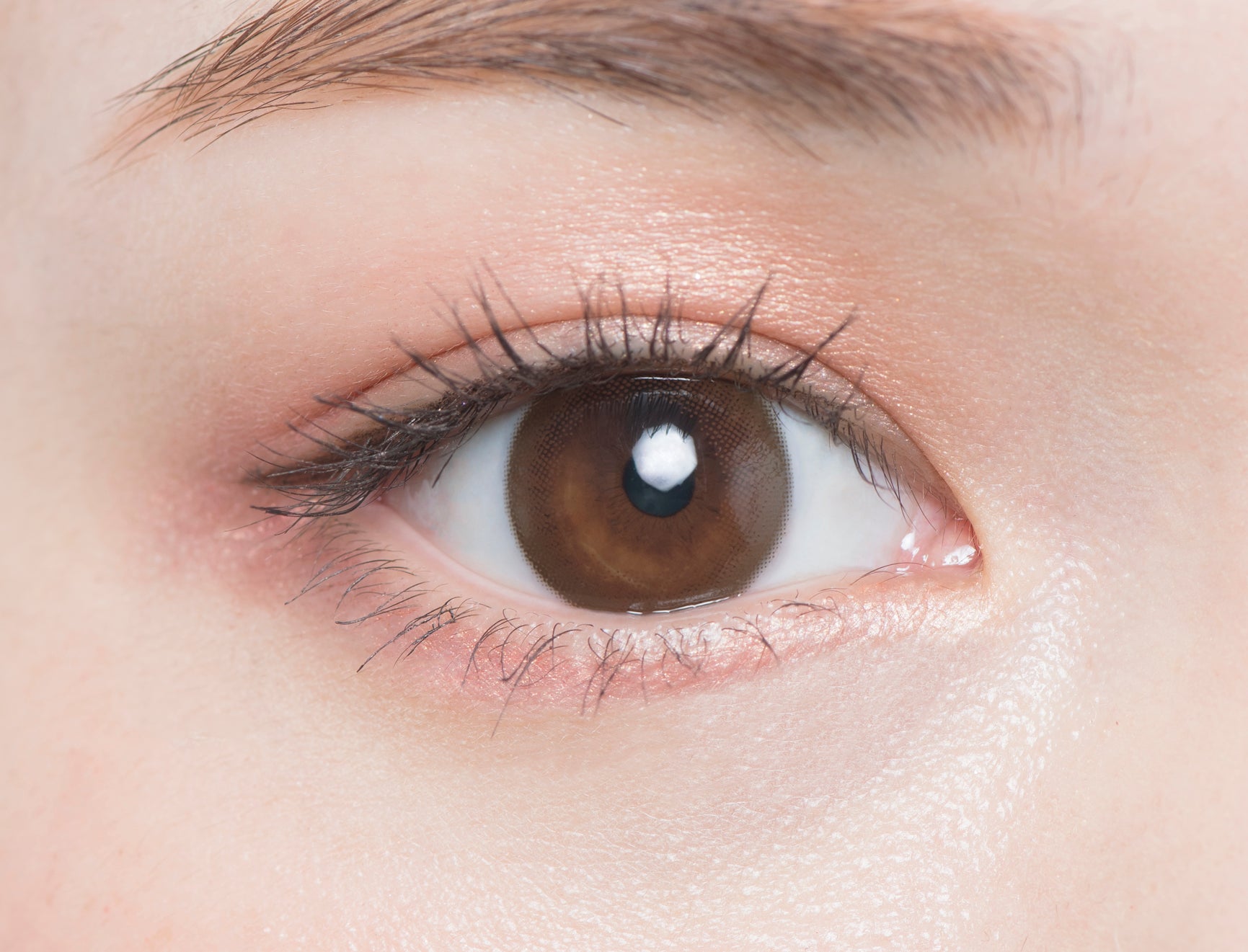 カラーコンタクトレンズ、Chu's me チョコブラウン | 1dayを装用した状態の目のアップ画像