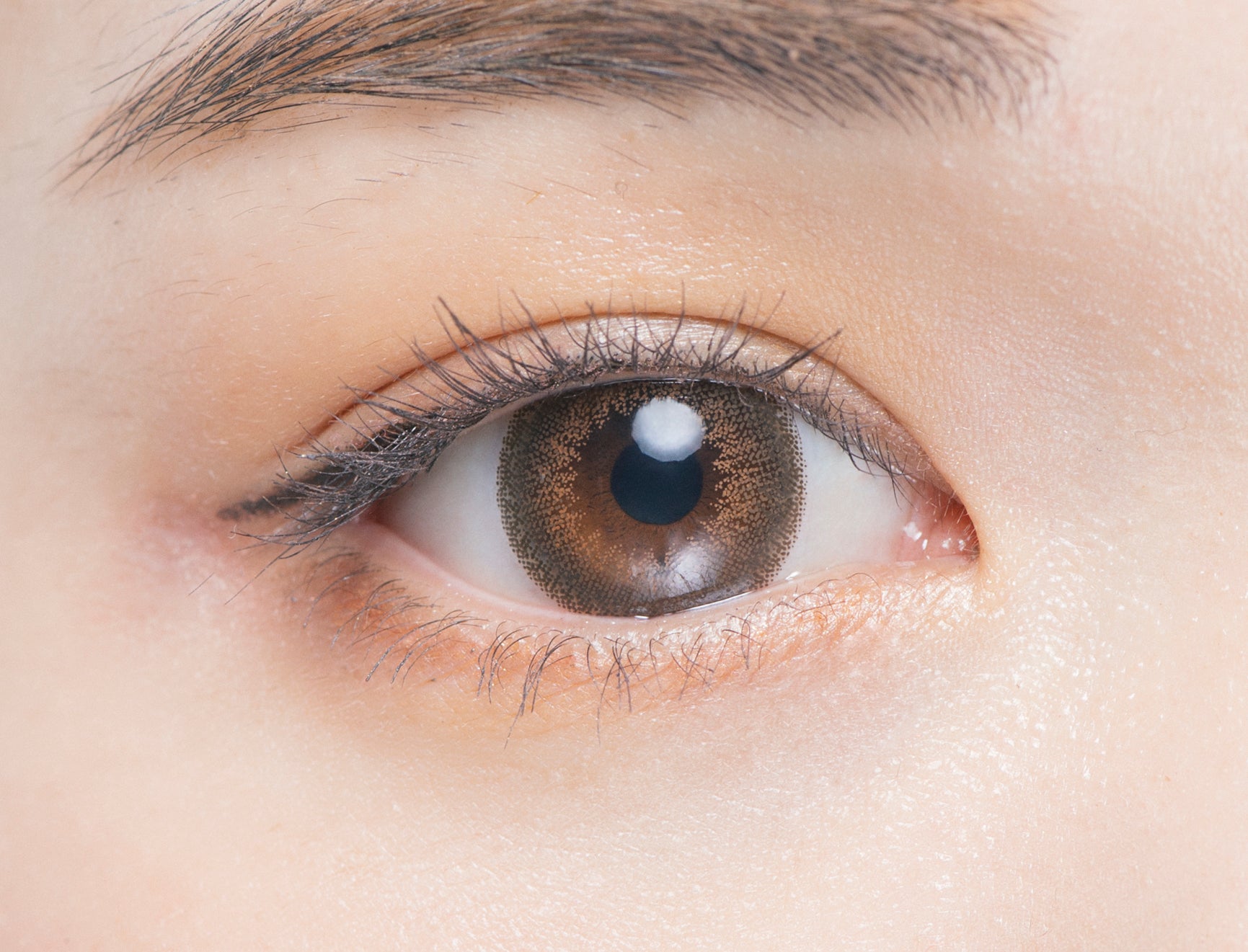 カラーコンタクトレンズ、Chu's me ギャップブラウン | 1dayを装用した状態の目のアップ画像