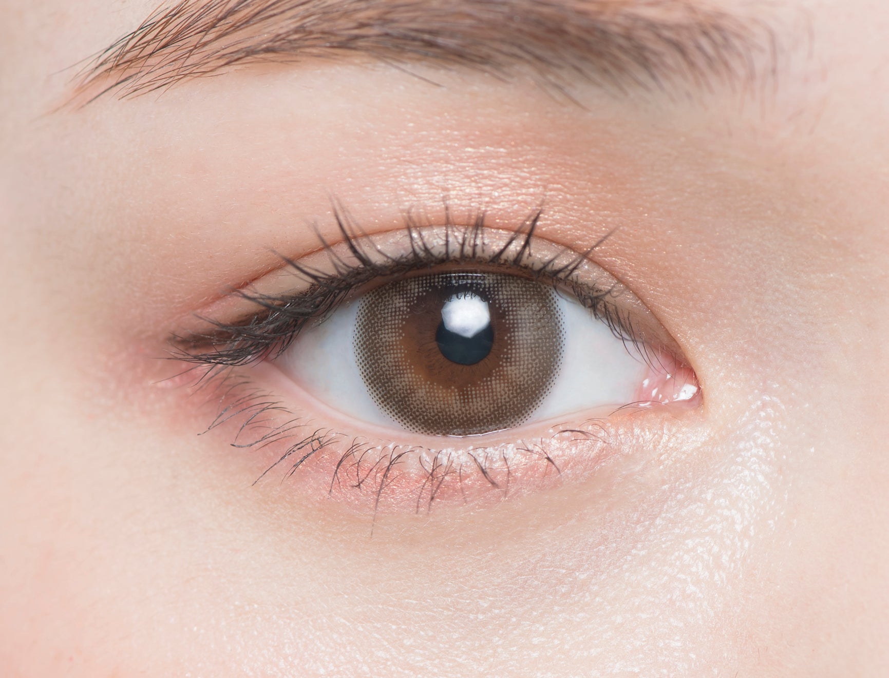 カラーコンタクトレンズ、Chu's me ハニーベージュ | 1dayを装用した状態の目のアップ画像