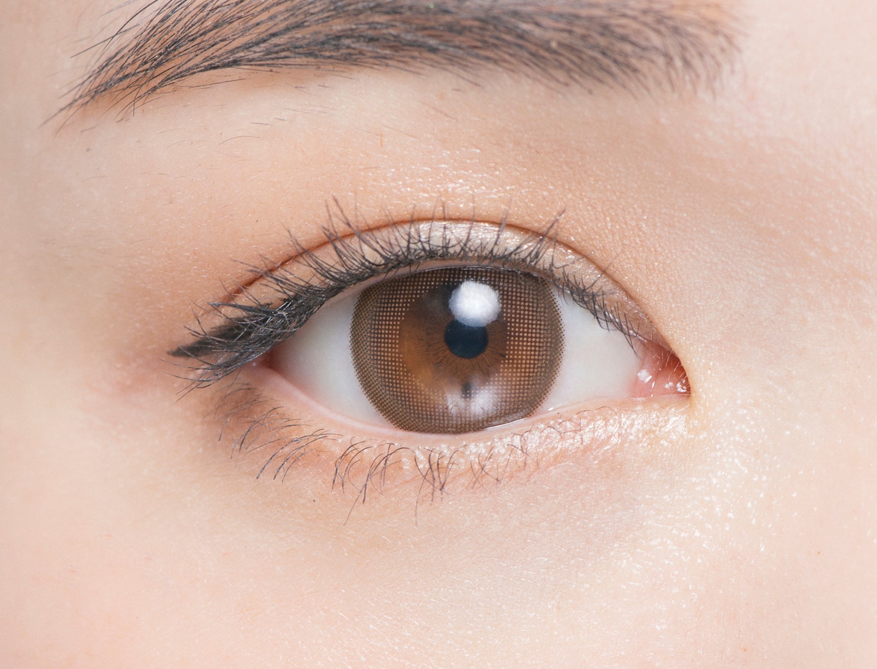 カラーコンタクトレンズ、Chu's me モイストブラウン | 1dayを装用した状態の目のアップ画像