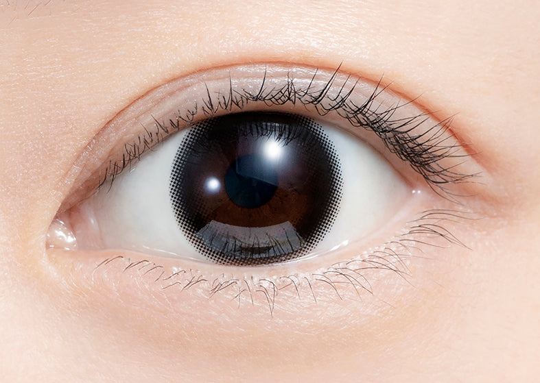 カラーコンタクトレンズ、feliamo シアーブラック | 1dayを装用した状態の目のアップ画像