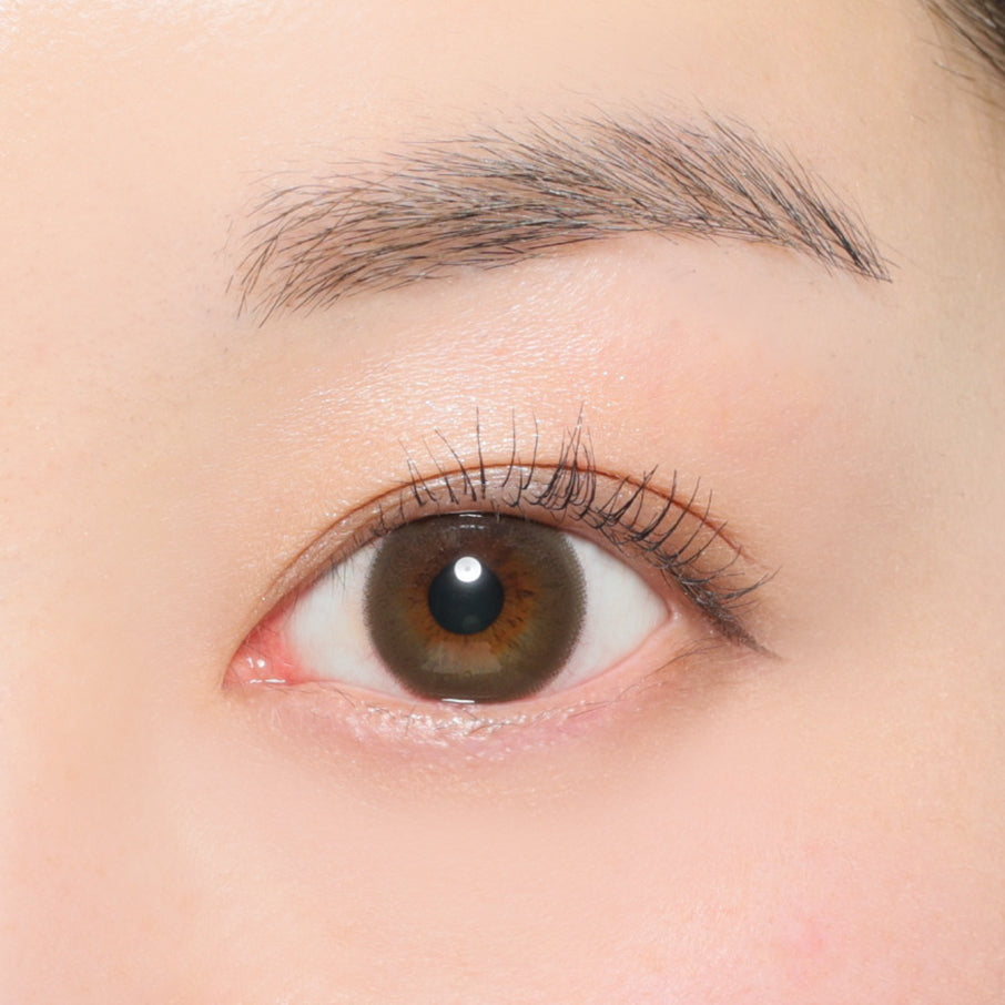 カラーコンタクトレンズ、Victoria マロン | 2weekを装用した状態の目のアップ画像