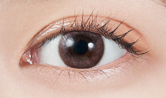 カラーコンタクトレンズ、MOLAK サクラペタル | 1monthを装用した状態の目のアップ画像