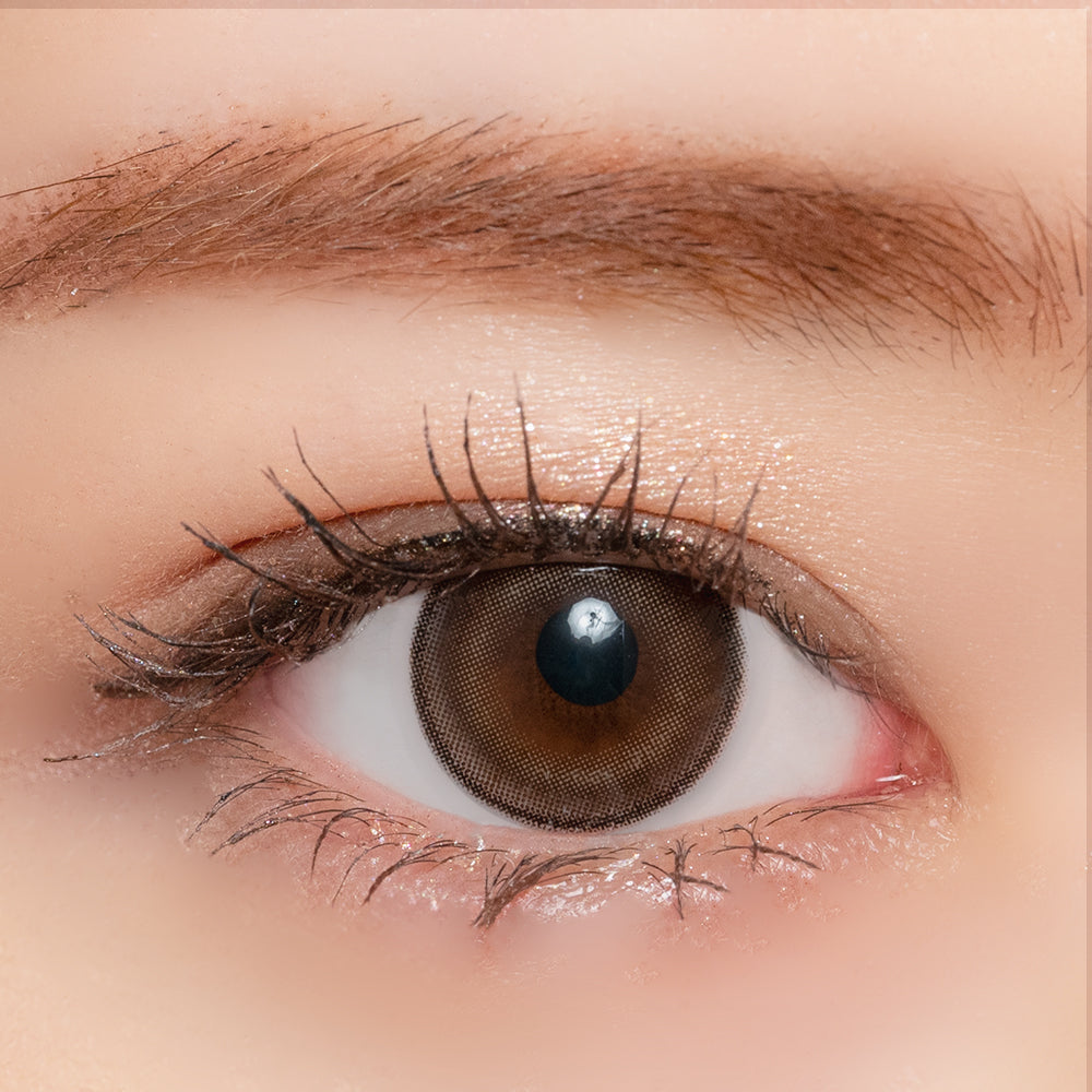 カラーコンタクトレンズ、Lemieu リアルブラウニー | 1dayを装用した状態の目のアップ画像