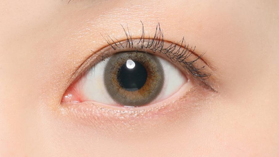 カラーコンタクトレンズ、ReVIA ミストアイリス | 1dayを装用した状態の目のアップ画像